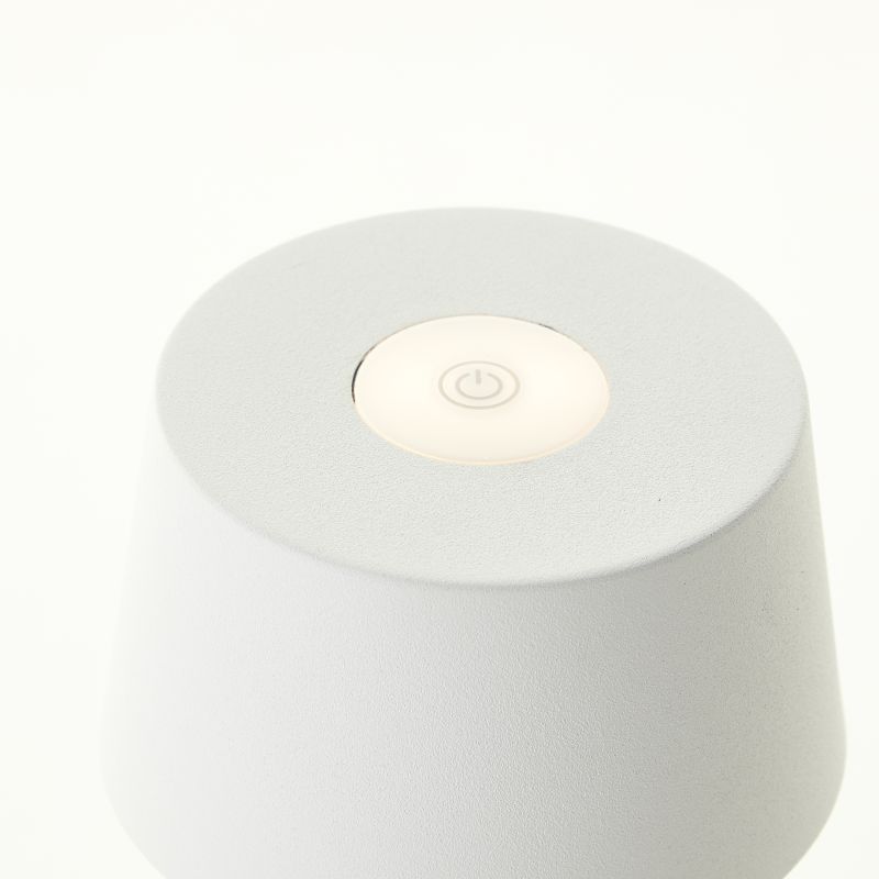 Jona 25cm Vit portabel från Brilliant - P&aring; ovansidan av sk&auml;rmen sitter en inbyggd 3-stegs dimmer som g&ouml;r att du enkelt kan justera ljuset i tre olika steg.