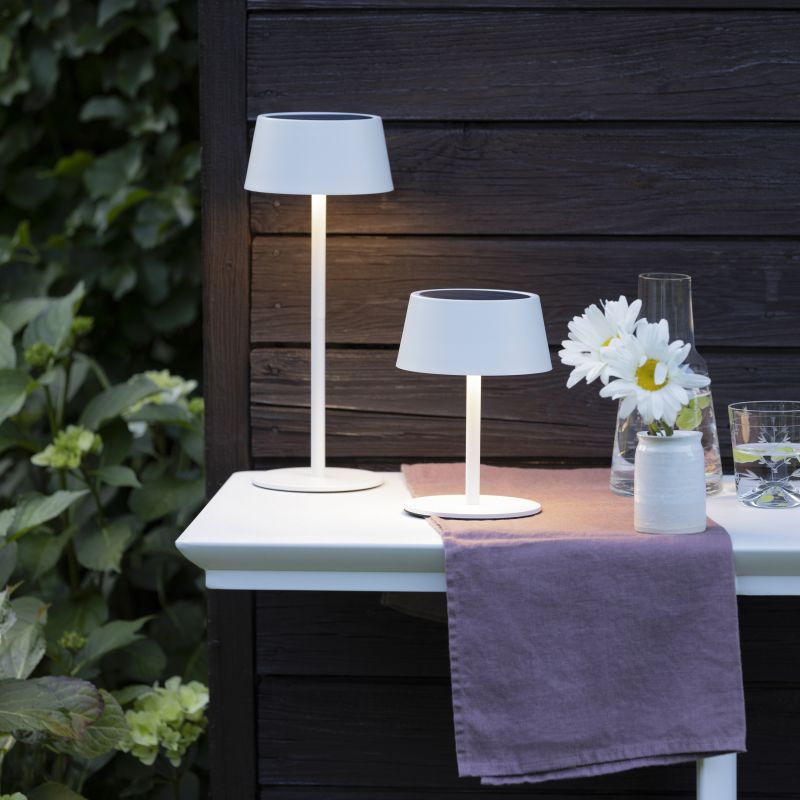 Picco 30cm Vit solcellslampa från Brilliant - Picco &auml;r en milj&ouml;v&auml;nlig, flexibel och stilfull belysningsl&ouml;sning som f&ouml;rvandlar din uteplats till en plats f&ouml;r avkoppling och atmosf&auml;r.