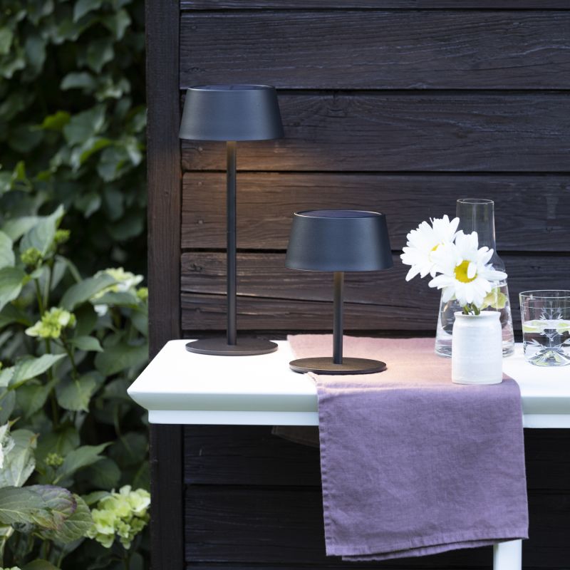 Picco 30cm Svart solcellslampa från Brilliant - Picco &auml;r en milj&ouml;v&auml;nlig, flexibel och stilfull belysningsl&ouml;sning som f&ouml;rvandlar din uteplats till en plats f&ouml;r avkoppling och atmosf&auml;r.