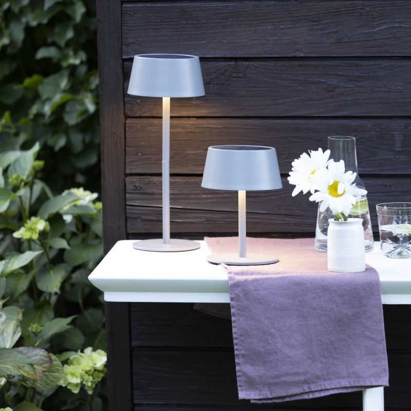 Picco 30cm Grå solcellslampa från Brilliant - Picco &auml;r en milj&ouml;v&auml;nlig, flexibel och stilfull belysningsl&ouml;sning som f&ouml;rvandlar din uteplats till en plats f&ouml;r avkoppling och atmosf&auml;r.