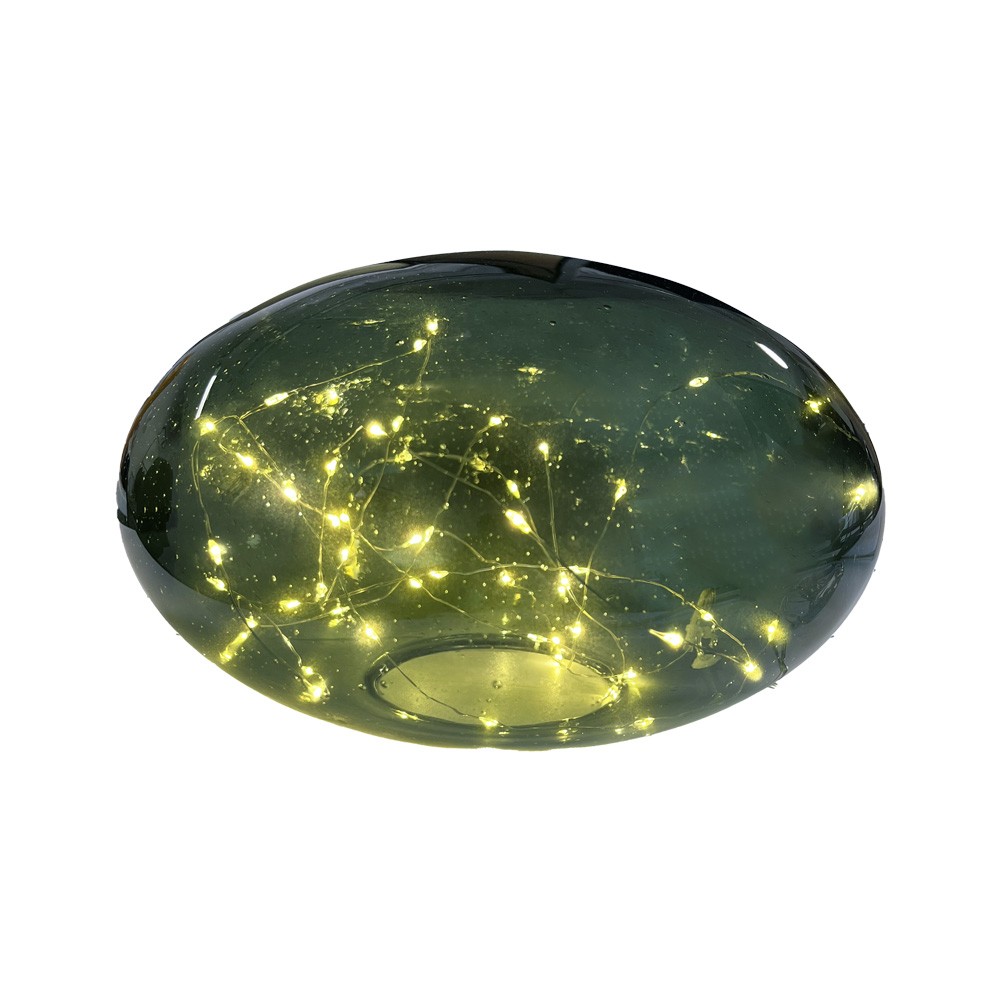 Sten 15cm Grön bordslampa från Pixie Design - Den &auml;r f&ouml;rsedd med timer och en praktisk 5-stegs dimmer f&ouml;r att justera ljuset efter behov, vilket g&ouml;r den perfekt f&ouml;r b&aring;de arbetsbelysning och mysig kv&auml;llsbelysning.