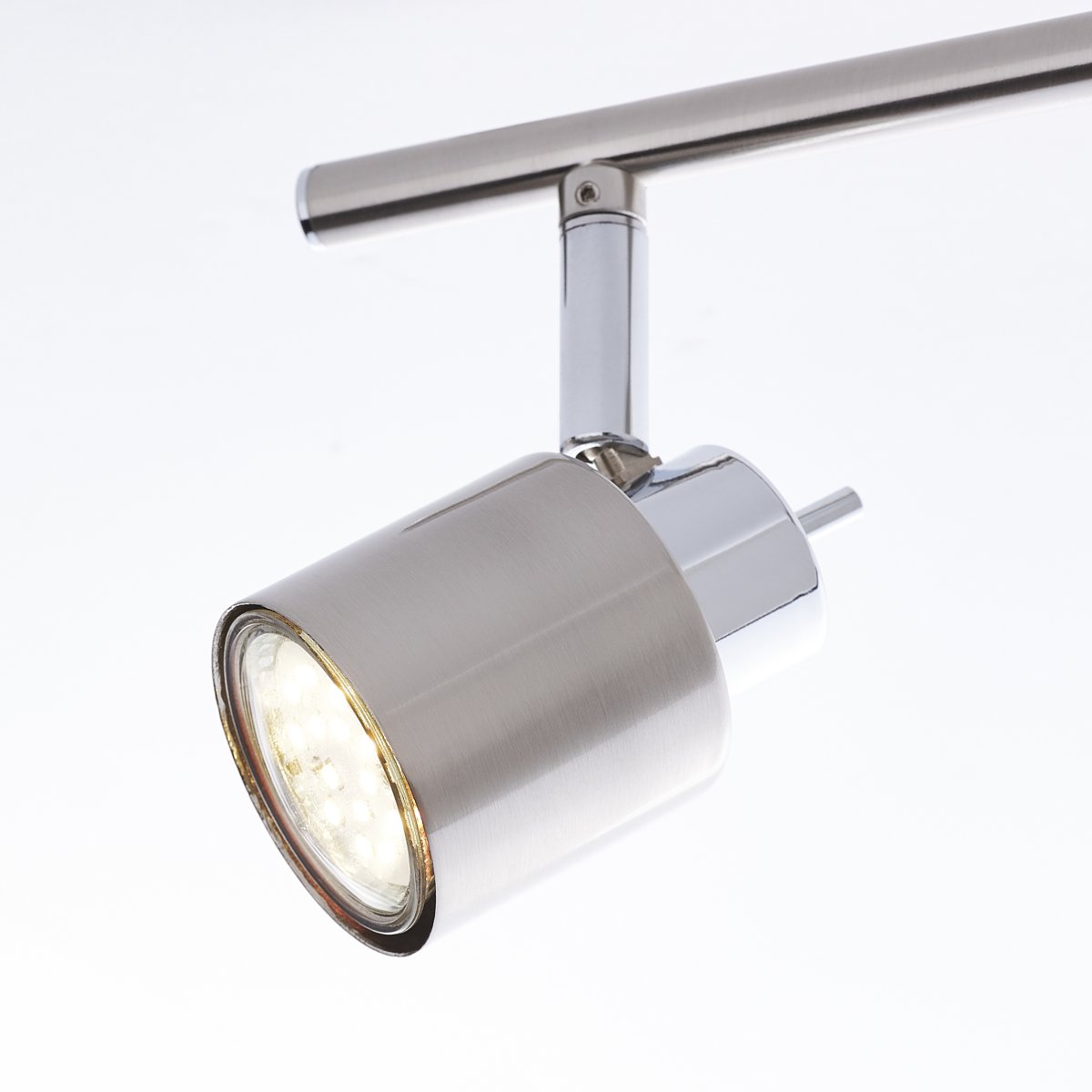 Andres 3 Krom spotlight från Brilliant - Ljuset kan riktas f&ouml;r att framh&auml;va detaljer eller lysa upp st&ouml;rre delar av rummet, och lampan kan monteras b&aring;de i tak och p&aring; v&auml;gg.