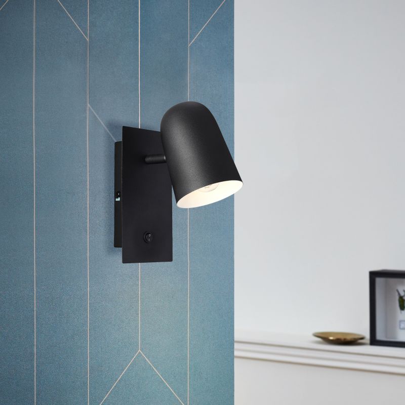 Ayr Svart läslampa från Brilliant - Ayr &auml;r en flexibel belysningsl&ouml;sning som kan monteras b&aring;de p&aring; v&auml;gg och i tak.