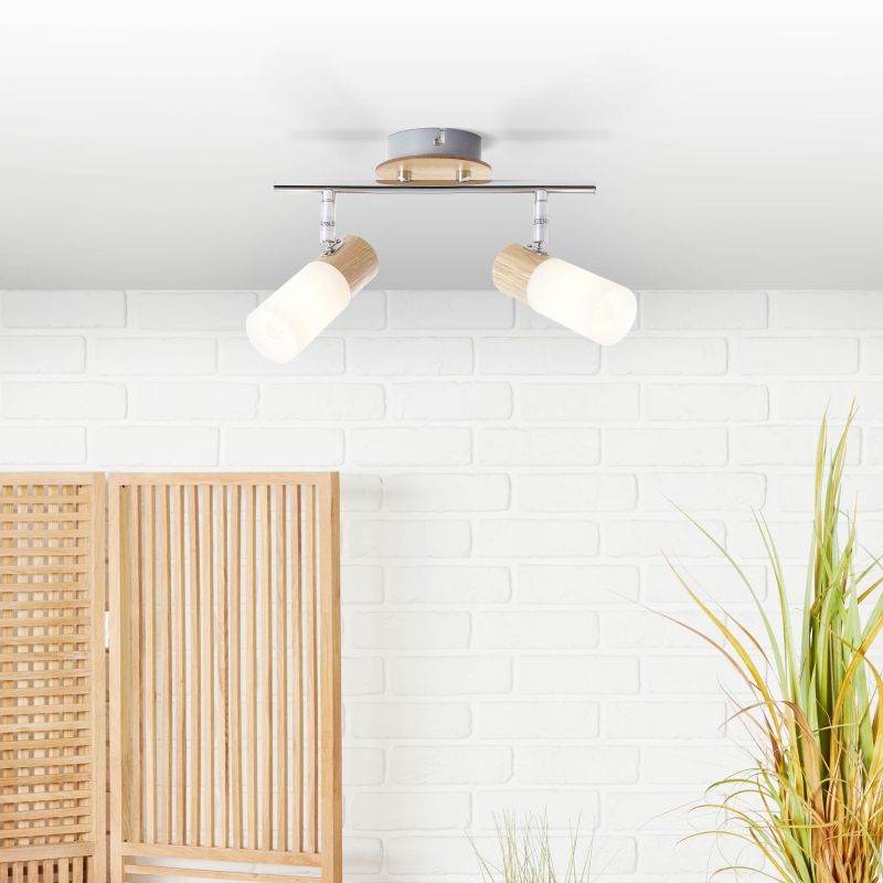 Babsan 2 Trä spotlight från Brilliant - Tr&auml;detaljerna i kombination med de vita sk&auml;rmarna ger en varm och naturlig k&auml;nsla som m&ouml;ter modern funktionalitet.
