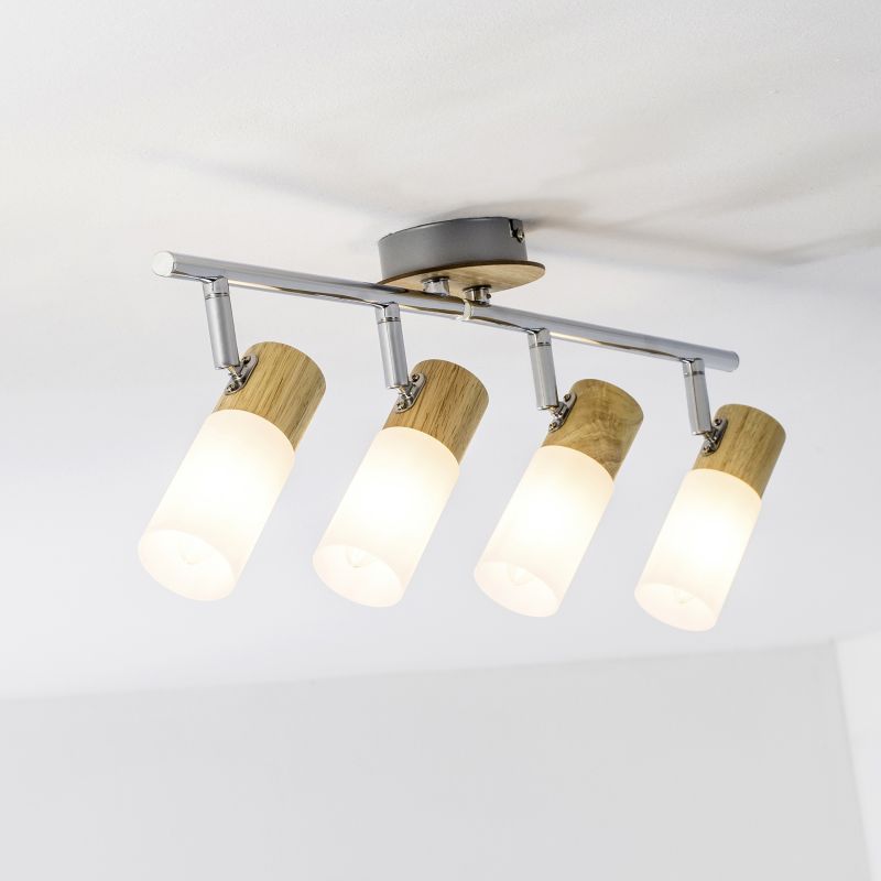 Babsan 4 Trä spotlight från Brilliant - Tr&auml;detaljerna i kombination med de vita sk&auml;rmarna ger en varm och naturlig k&auml;nsla som m&ouml;ter modern funktionalitet.