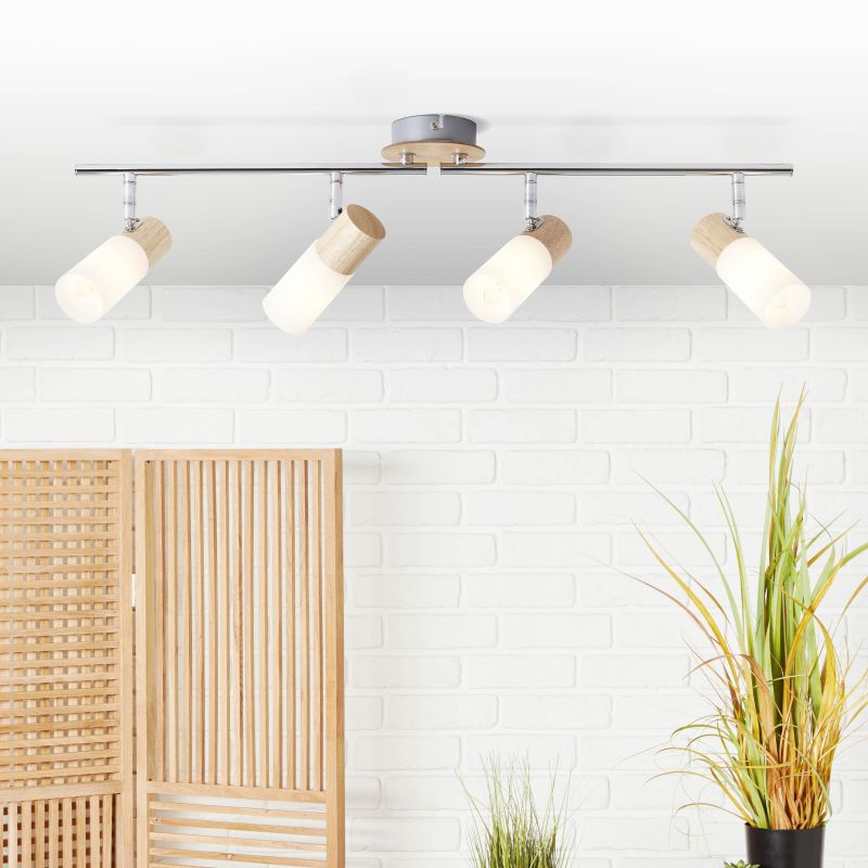 Babsan 4 Trä spotlight från Brilliant - Tr&auml;detaljerna i kombination med de vita sk&auml;rmarna ger en varm och naturlig k&auml;nsla som m&ouml;ter modern funktionalitet.