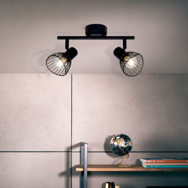 Elhi 2 Svart spotlight från Brilliant - Lampan kan monteras b&aring;de i tak och p&aring; v&auml;gg och de justerbara lamphuvudena g&ouml;r det l&auml;tt att rikta ljuset mot detaljer eller f&ouml;r att lysa upp hela rummet.