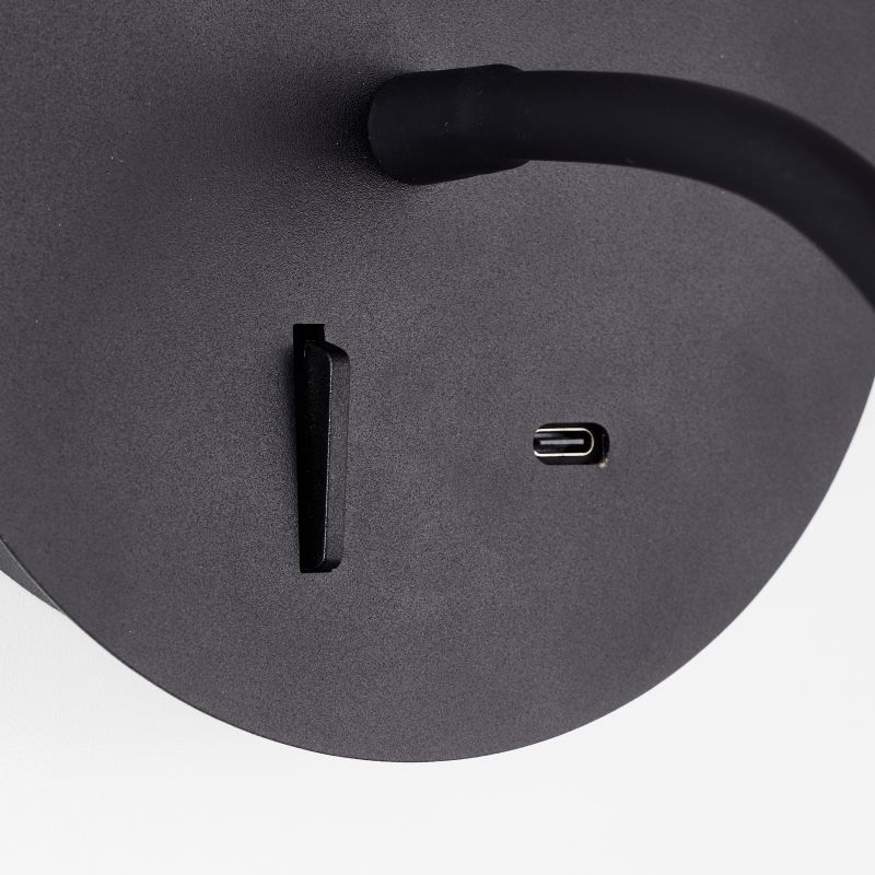 Jutta Svart läslampa från Brilliant - Med 170 lumen och varmvit ljusf&auml;rg &auml;r den perfekt som l&auml;sbelysning eller f&ouml;r en mysig atmosf&auml;r.