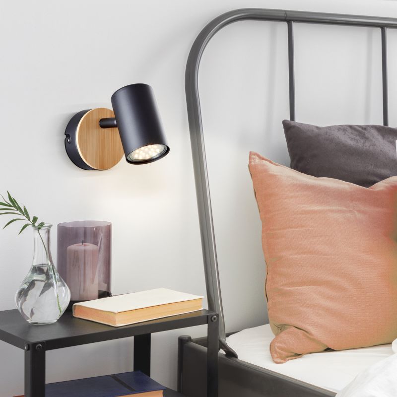 Niels Svart läslampa från Brilliant - Niels &auml;r en stilfull v&auml;gglampa tillverkad i metall och bambu &ndash; ett f&ouml;rnybart och milj&ouml;v&auml;nligt material som sprider en varm och inbjudande k&auml;nsla i hemmet.