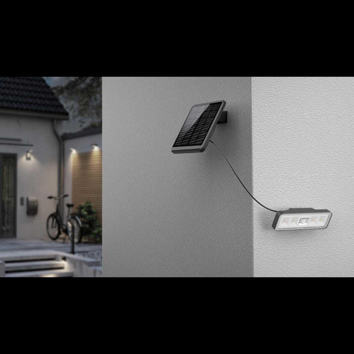 Batteridriven strålkastare med sensor Svart solcellslampa från Designlight - Om armaturen detekterar r&ouml;relse lyser den med 100% ljusstyrka (1000lm) i 18 sekunder f&ouml;r att efter detta lysa med grundljus ca 30-50lm.