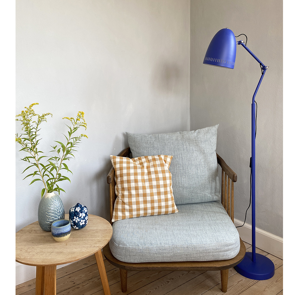 Dynamo 1 Mörkblå golvlampa från Superliving - Den klassiska sk&auml;rmen med dekorativa stansade h&aring;l ger en behaglig ljusspridning, medan armarna med tv&aring; fj&auml;rilsskruvar g&ouml;r det enkelt att justera lampan och fixera den i &ouml;nskat l&auml;ge.