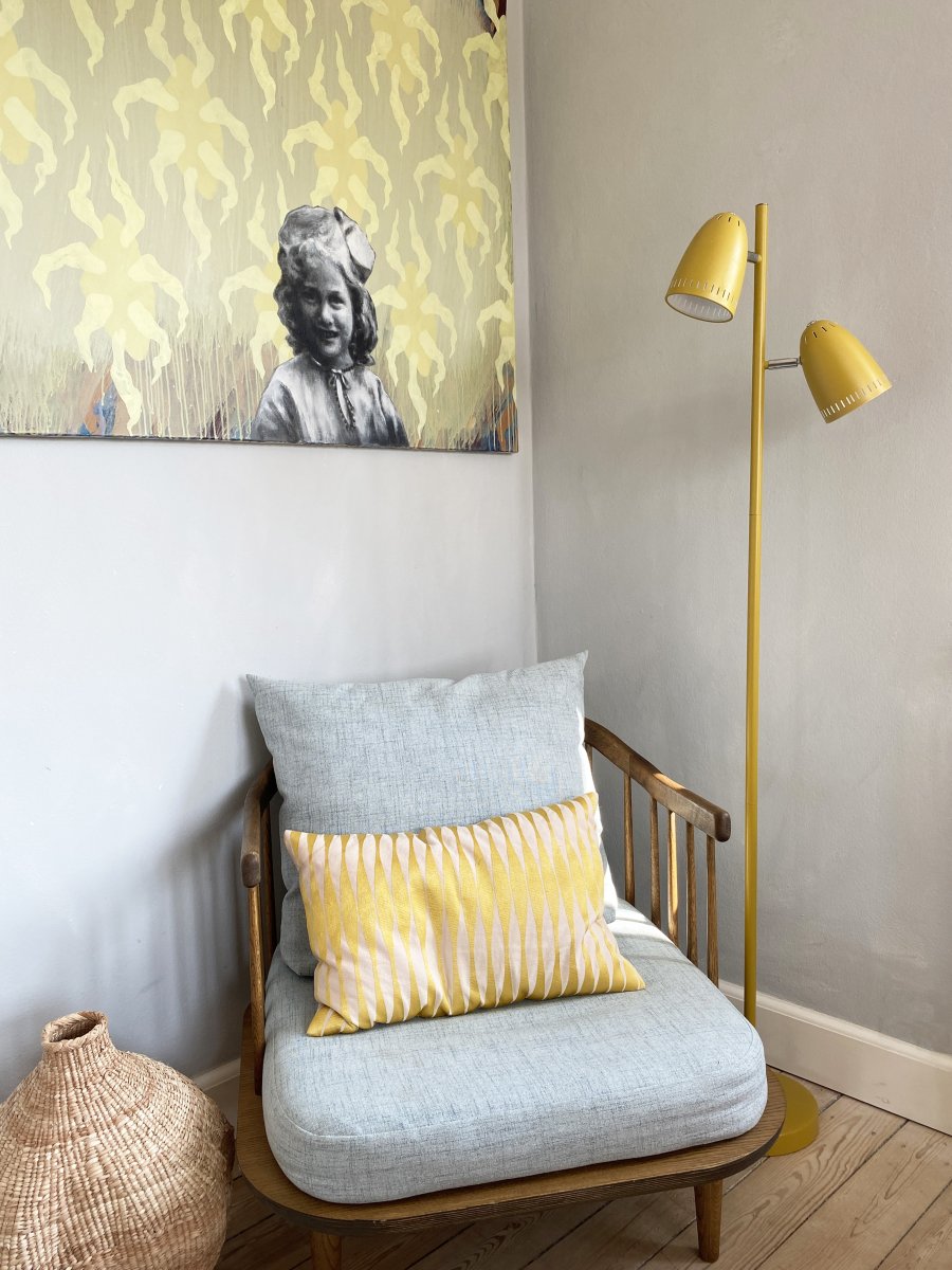 Dynamo 2 Gul golvlampa från Superliving - Dynamo golvlampa av matt metall i en senapsgul f&auml;rg har tv&aring; justerbara sk&auml;rmar, vilket g&ouml;r den b&aring;de funktionell och stilfull.