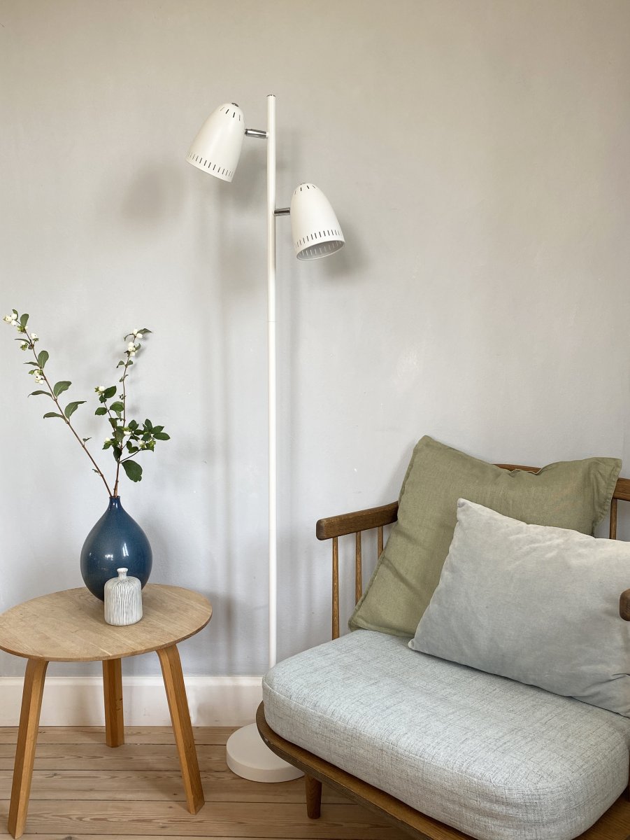 Dynamo 2 Vit golvlampa från Superliving - Dynamo golvlampa av matt metall i vit f&auml;rg har tv&aring; justerbara sk&auml;rmar, vilket g&ouml;r den b&aring;de funktionell och stilfull.