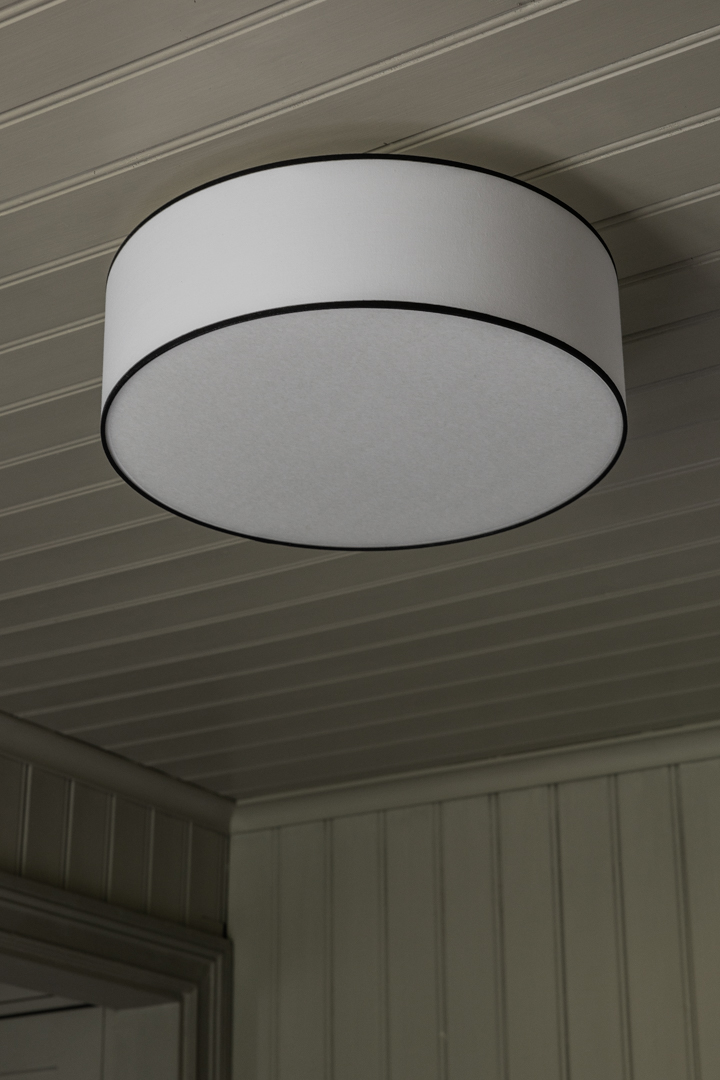 Theo Ø48 Vit/svart plafond från Alde & Lind - De svarta kantbanden ger ett klassiskt uttryck och passar in i de flesta hem.