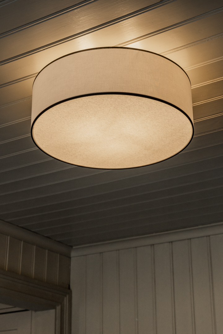 Theo Ø48 Vit/svart plafond från Alde & Lind - De svarta kantbanden ger ett klassiskt uttryck och passar in i de flesta hem.