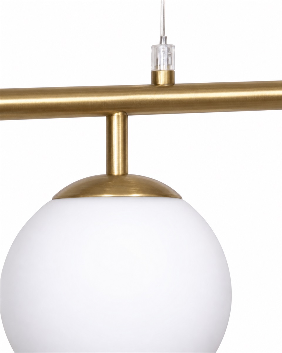 Globi 4 78cm Borstad mässing/vit taklampa från Nordic Lighting - &nbsp; Metallupph&auml;ngningen i borstad m&auml;ssingfinish ger ett elegant och grafiskt uttryck, medan de fyra runda kuporna i opalglas sprider ett behagligt och j&auml;mnt ljus i rummet.
