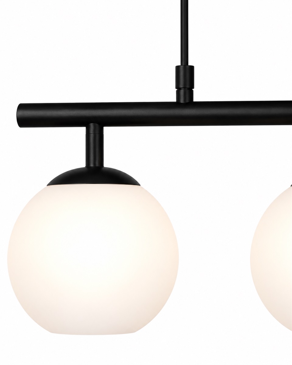 Globi 4 78cm Svart/Vit taklampa från Nordic Lighting - Globi blir ett dekorativt blickf&aring;ng som passar lika bra i moderna hem som i mer klassiska milj&ouml;er.