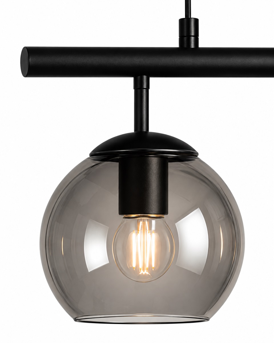 Globi 4 78cm Svart/Rökfärgad taklampa från Nordic Lighting - Globi blir ett dekorativt blickf&aring;ng som passar lika bra i moderna hem som i mer klassiska milj&ouml;er.