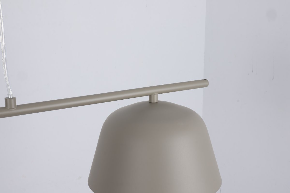 Pop 125cm Beige taklampa från Nordic Lighting - Pop &auml;r en stilren taklampa i metall med en mjuk, beige finish som ger ett lugnt och modernt intryck.