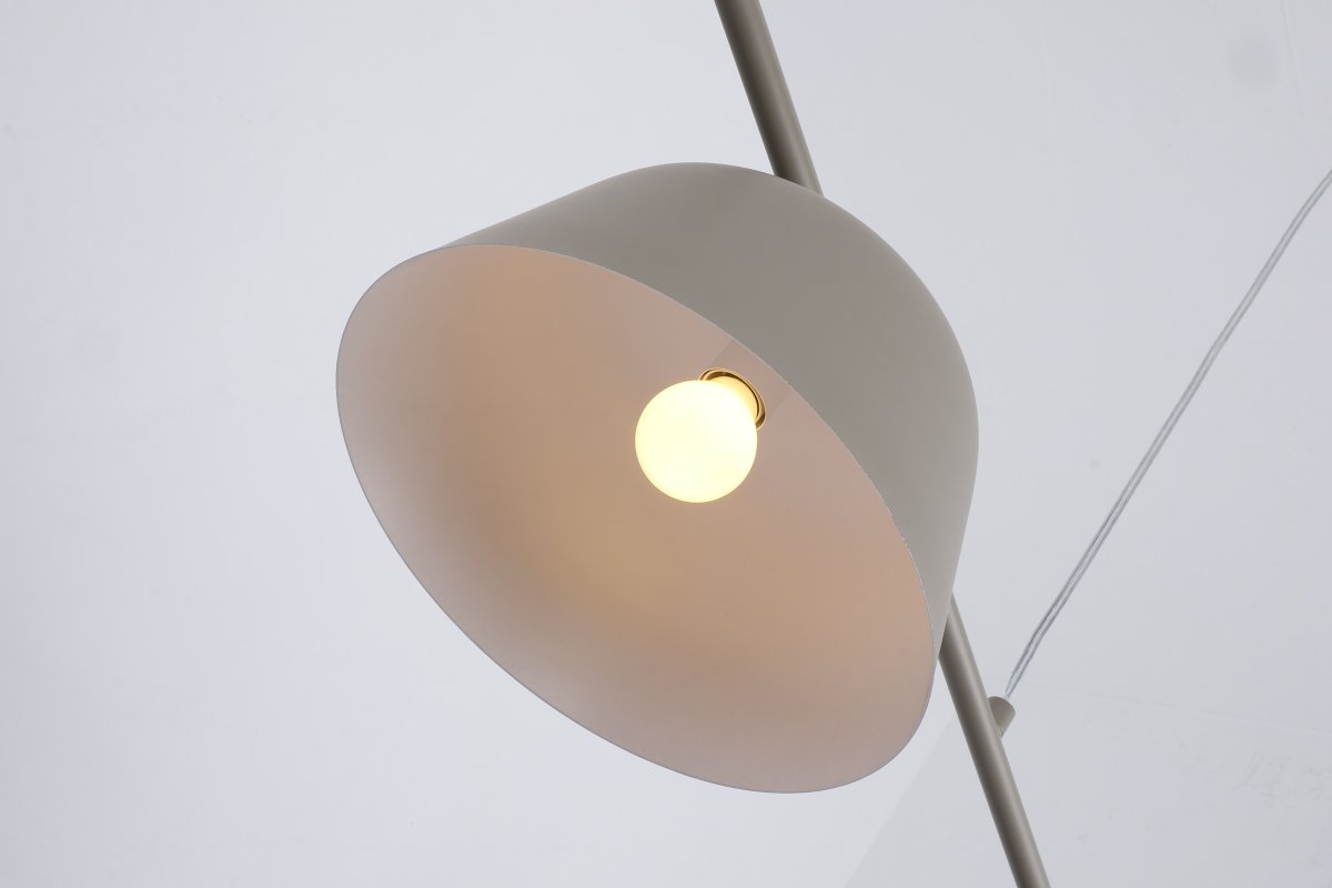Pop 125cm Beige taklampa från Nordic Lighting - Pop &auml;r en stilren taklampa i metall med en mjuk, beige finish som ger ett lugnt och modernt intryck.