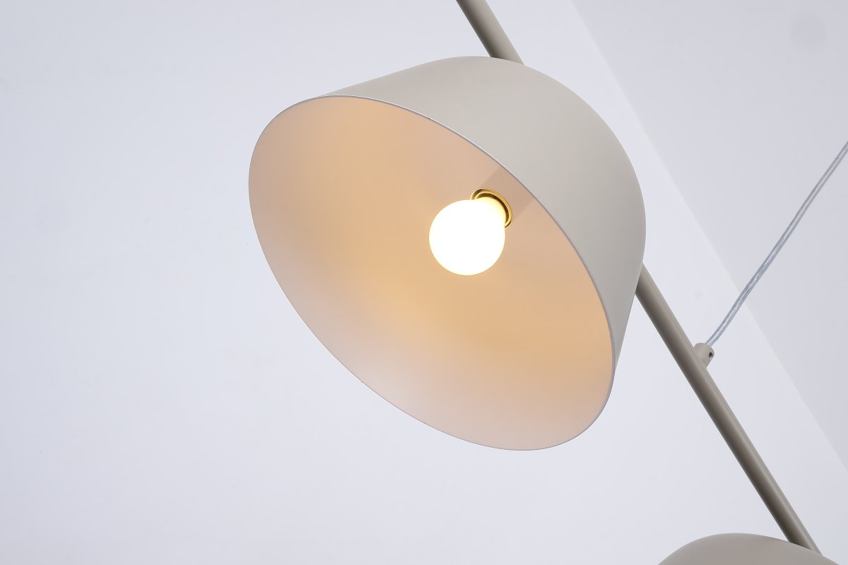 Pop 142cm Beige taklampa från Nordic Lighting - Pop &auml;r en stilren taklampa i metall med en mjuk, beige finish som ger ett lugnt och modernt intryck.