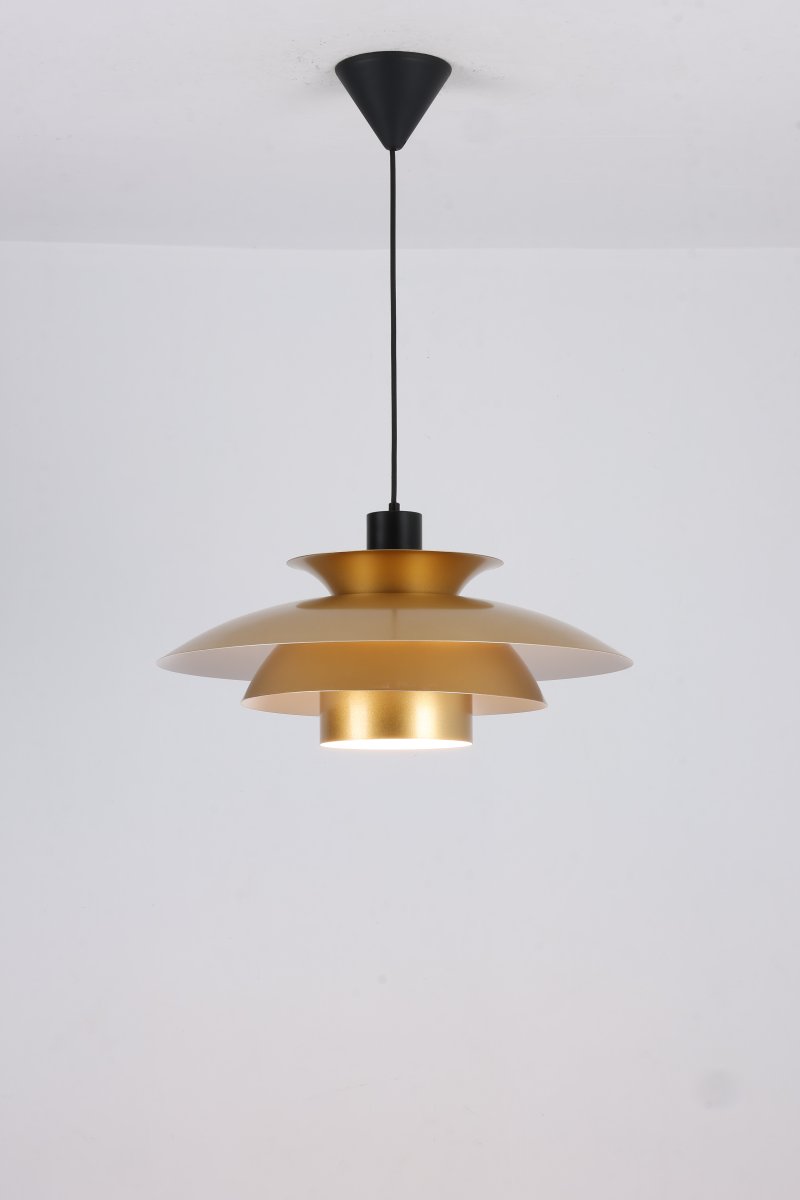 Stealth 2 Ø50 Guld taklampa från Nordic Lighting - Tillverkad av metall med guldig finish &auml;r den ett elegant och harmoniskt uttryck.