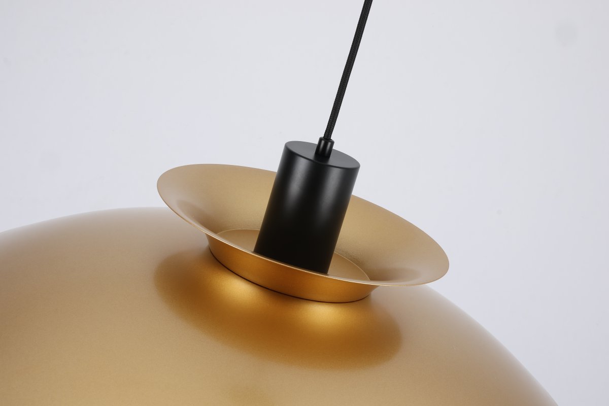 Stealth 2 Ø50 Guld taklampa från Nordic Lighting - Tillverkad av metall med guldig finish &auml;r den ett elegant och harmoniskt uttryck.