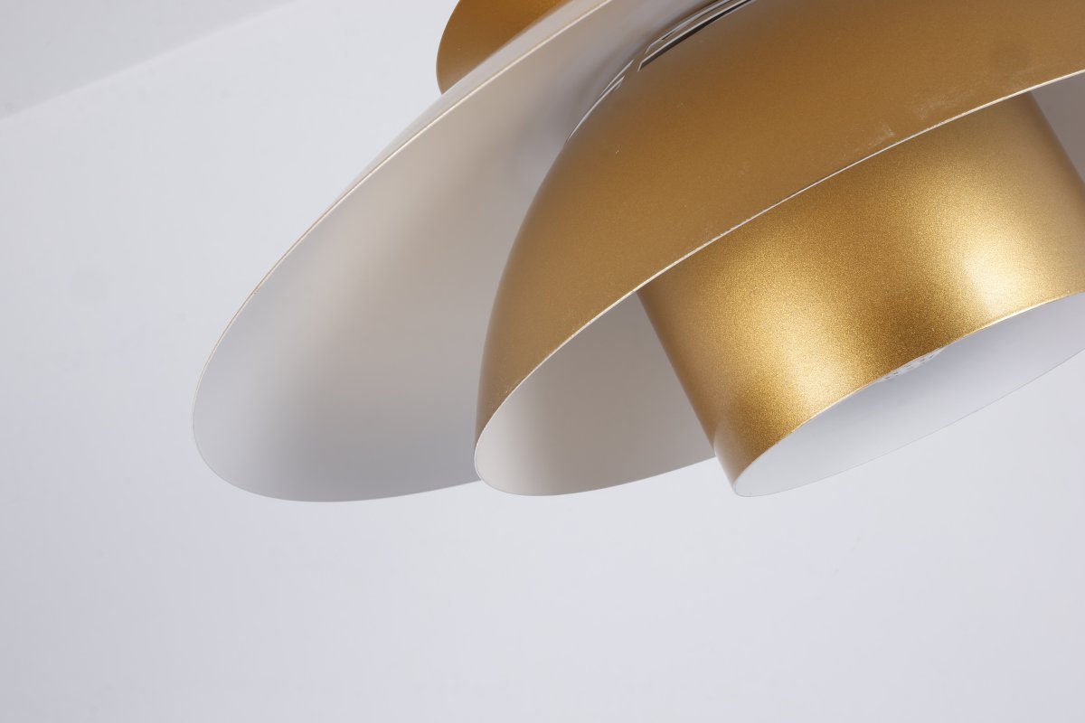 Stealth 2 Ø50 Guld taklampa från Nordic Lighting - Tillverkad av metall med guldig finish &auml;r den ett elegant och harmoniskt uttryck.