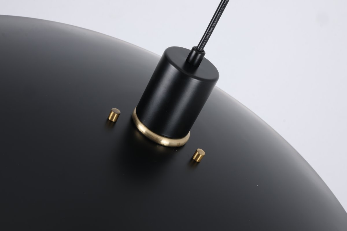 Stealth Ø50 Svart taklampa från Nordic Lighting - Lampan levereras med tv&aring; upps&auml;ttningar detaljer &ndash; knoppar och ringar i b&aring;de m&auml;ssingfinish och svart f&auml;rg&ndash; s&aring; att du sj&auml;lv kan v&auml;lja uttryck och anpassa designen efter din inredning.