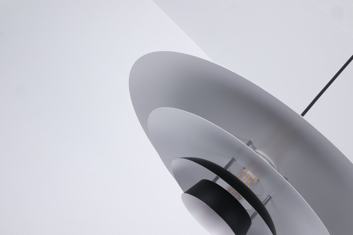 Stealth Ø50 Svart taklampa från Nordic Lighting - Lampan levereras med tv&aring; upps&auml;ttningar detaljer &ndash; knoppar och ringar i b&aring;de m&auml;ssingfinish och svart f&auml;rg&ndash; s&aring; att du sj&auml;lv kan v&auml;lja uttryck och anpassa designen efter din inredning.