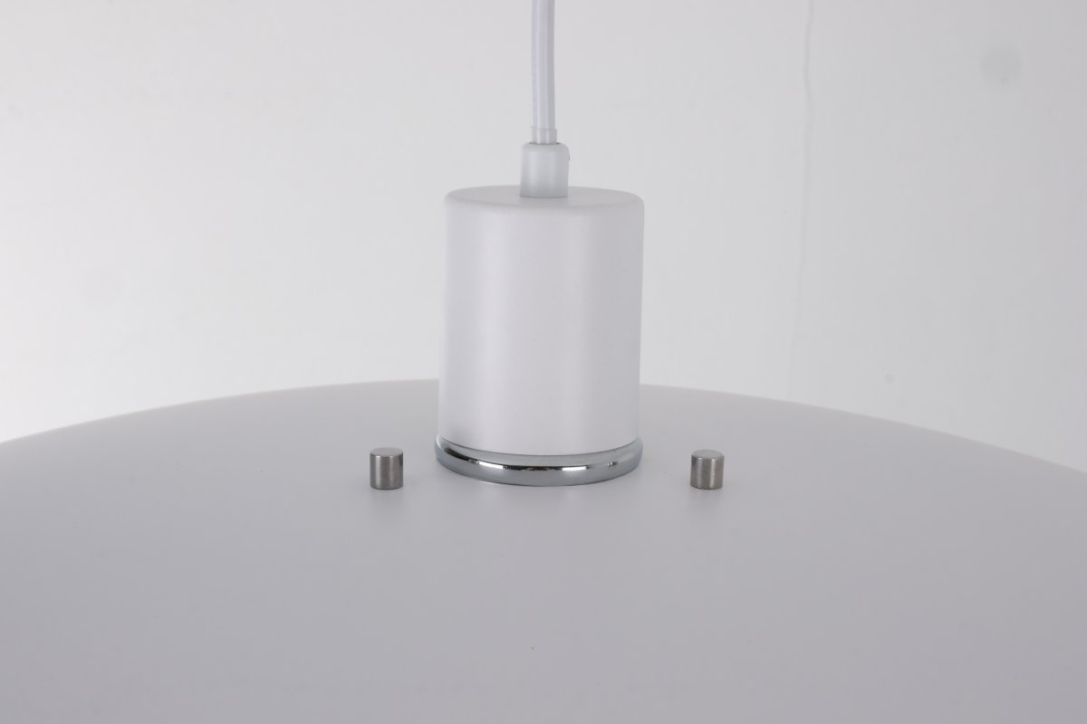 Stealth Ø50 Vit taklampa från Nordic Lighting - Lampan levereras med tv&aring; upps&auml;ttningar detaljer &ndash; knoppar och ringar i b&aring;de krom och vitt &ndash; s&aring; att du sj&auml;lv kan v&auml;lja uttryck och anpassa designen efter din inredning.