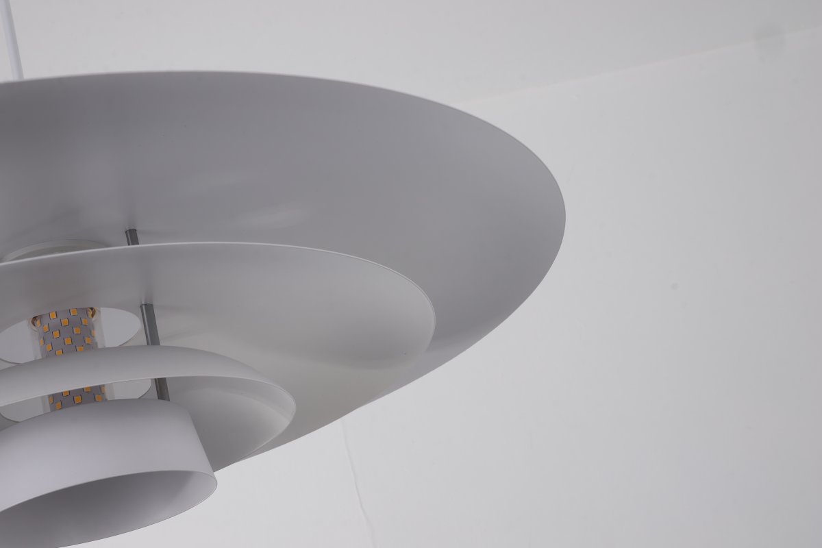 Stealth Ø50 Vit taklampa från Nordic Lighting - Lampan levereras med tv&aring; upps&auml;ttningar detaljer &ndash; knoppar och ringar i b&aring;de krom och vitt &ndash; s&aring; att du sj&auml;lv kan v&auml;lja uttryck och anpassa designen efter din inredning.