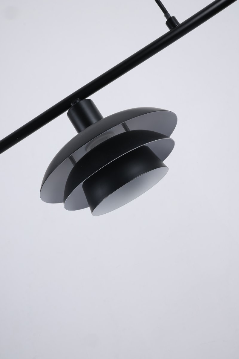 Stealth 86cm Svart taklampa från Nordic Lighting - Stealth &auml;r en stilren taklampa i svart metall med tre ned&aring;triktade sk&auml;rmar som ger ett behagligt, riktat ljus &ouml;ver exempelvis matbord eller k&ouml;ks&ouml;.