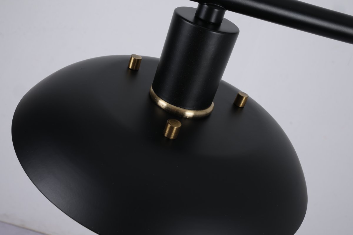 Stealth 86cm Svart taklampa från Nordic Lighting - Stealth &auml;r en stilren taklampa i svart metall med tre ned&aring;triktade sk&auml;rmar som ger ett behagligt, riktat ljus &ouml;ver exempelvis matbord eller k&ouml;ks&ouml;.