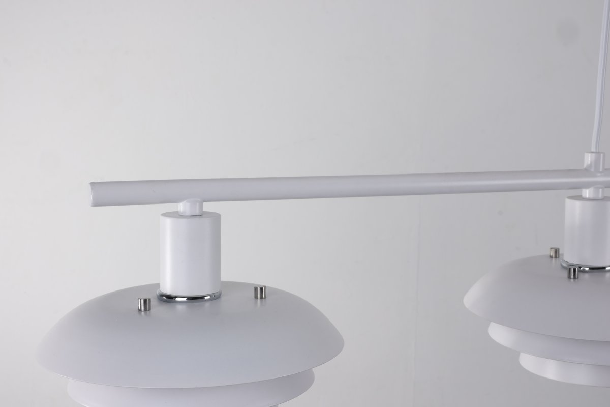 Stealth 120cm Vit taklampa från Nordic Lighting - Stealth &auml;r en stilren taklampa i vit metall med fyra ned&aring;triktade sk&auml;rmar som ger ett behagligt, riktat ljus &ouml;ver exempelvis matbord eller k&ouml;ks&ouml;.