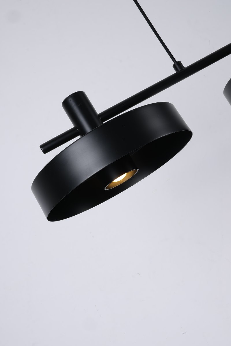 Birillo 130cm Svart taklampa från Nordic Lighting - Birillo &auml;r en modern takpendel i metall med en stilren och grafisk design.