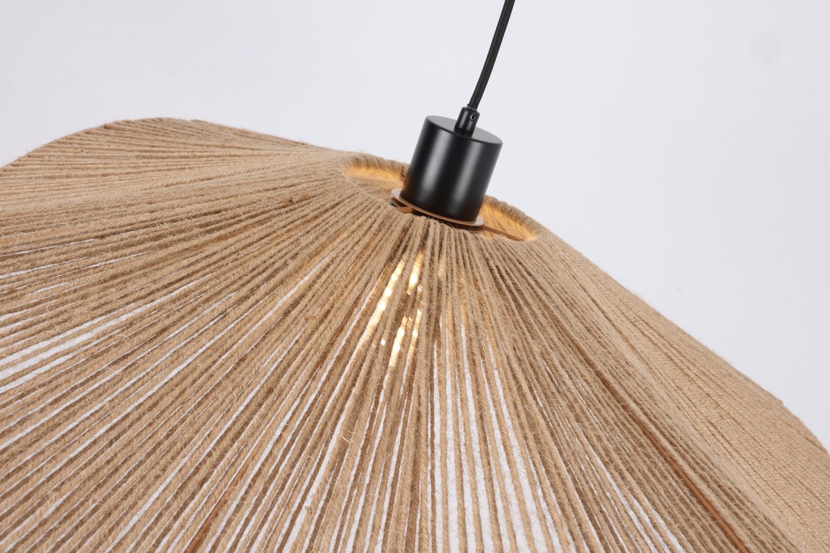 Rocca Ø70 Natur taklampa från Nordic Lighting - Ljuset silas mjukt genom materialet och ger en varm och inbjudande k&auml;nsla i rummet.