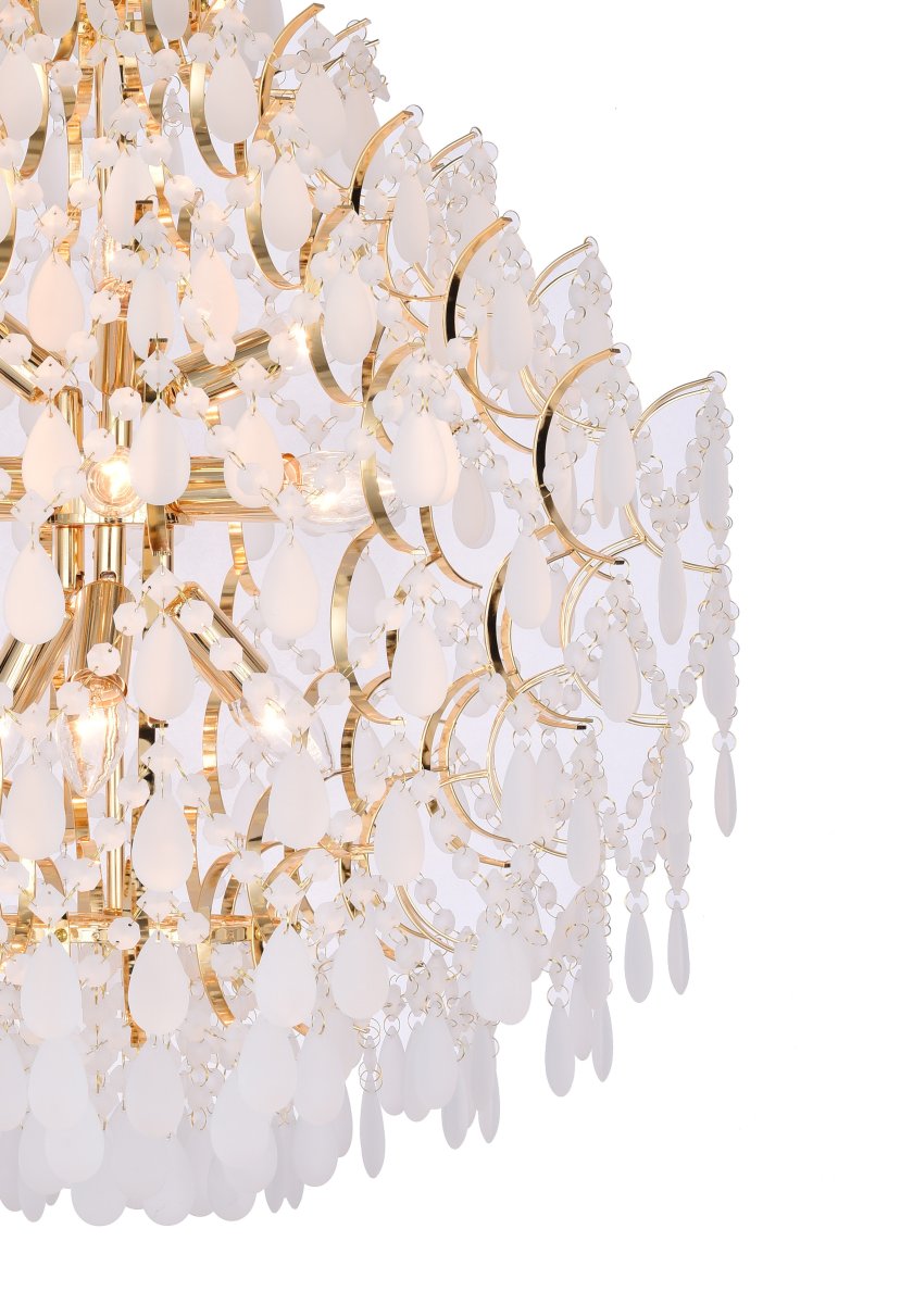 Palais Ø58 Guld kristall från Lampan - Lampan &auml;r kl&auml;dd med frostade prismor som ger ett mjukt, dr&ouml;mlikt ljusspel och skapar en exklusiv atmosf&auml;r i rummet.