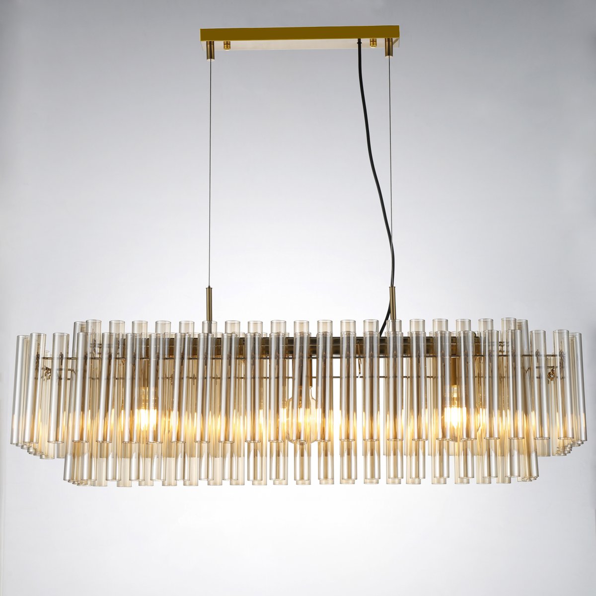 Lancaster 105cm Mässing/amber taklampa från Lampan - Lampstommen i metall med m&auml;ssingfinish f&ouml;rst&auml;rker det sofistikerade uttrycket och ger Lancaster en tidl&ouml;s karakt&auml;r som lyfter hela rummet.