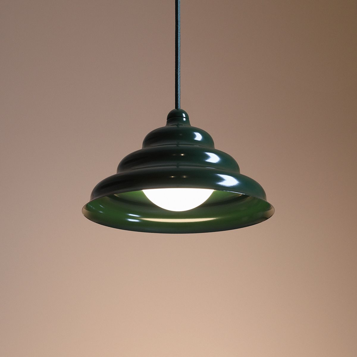 Wave Ø23 Mörkgrön taklampa från Artera - Wave &auml;r en modern pendel med retro design vilket g&ouml;r den till en m&aring;ngfaldig belysning och passar in i alla hem.