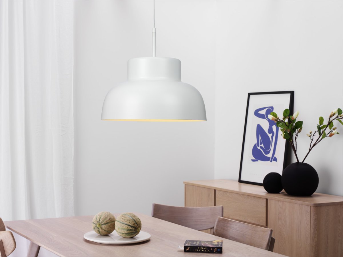 Sensei Ø40 Vit taklampa från Cottex - Sensei &auml;r en stilren takpendel i cit metall med en modern och tidl&ouml;s form.