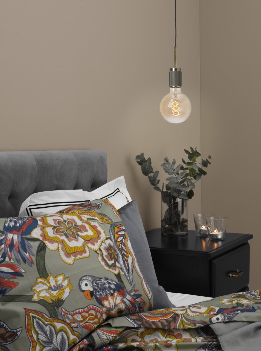 Upphäng Ø9 Antikmässing fönsterlampa från Cottex - Perfekt som f&ouml;nsterlampa eller placerad i ett mysigt h&ouml;rn d&auml;r den bidrar med b&aring;de ljus och karakt&auml;r.