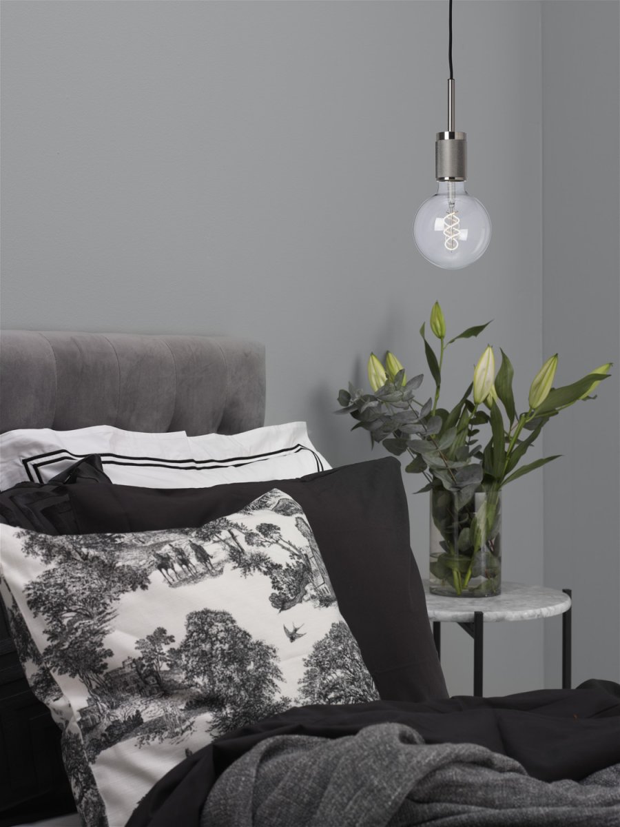 Upphäng Ø9 Borstad krom fönsterlampa från Cottex - Perfekt som f&ouml;nsterlampa eller placerad i ett mysigt h&ouml;rn d&auml;r den bidrar med b&aring;de ljus och karakt&auml;r.