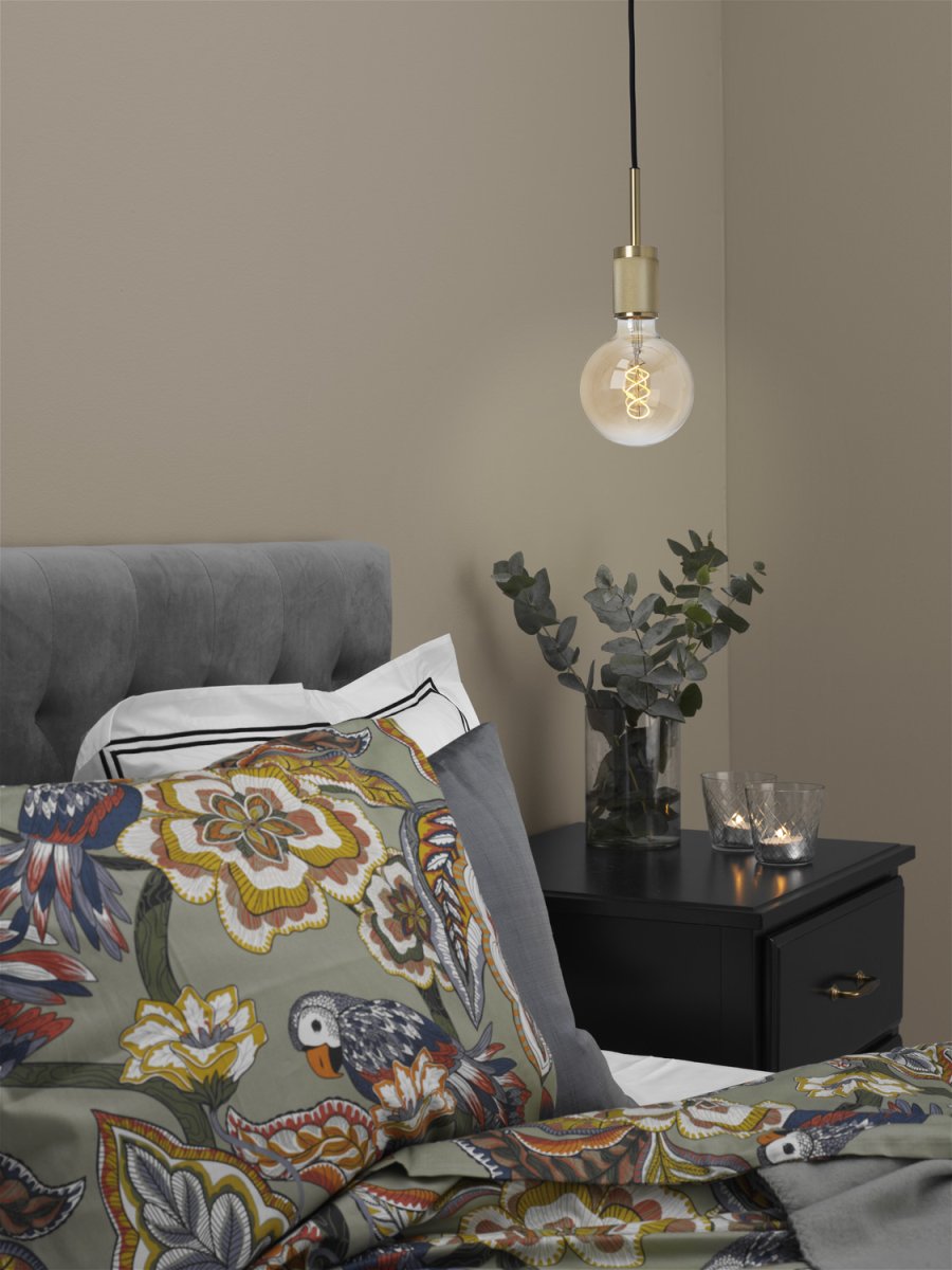 Upphäng Ø9 Borstad mässing fönsterlampa från Cottex - Perfekt som f&ouml;nsterlampa eller placerad i ett mysigt h&ouml;rn d&auml;r den bidrar med b&aring;de ljus och karakt&auml;r.