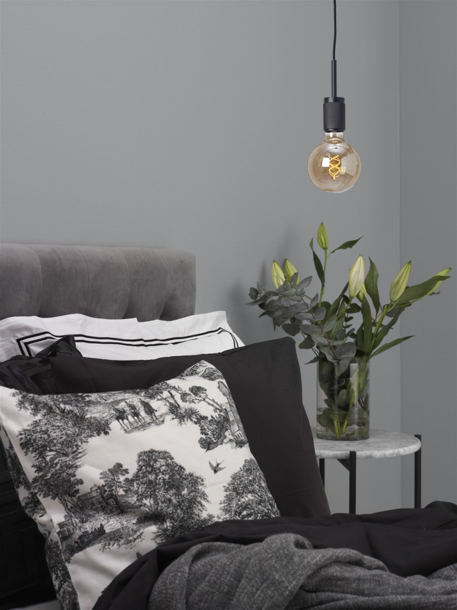 Upphäng Ø9 Svart fönsterlampa från Cottex - Perfekt som f&ouml;nsterlampa eller placerad i ett mysigt h&ouml;rn d&auml;r den bidrar med b&aring;de ljus och karakt&auml;r.