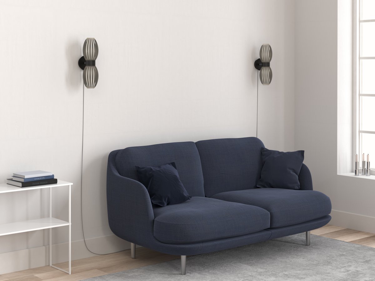 Tentacle Duo Svart vägglampa från Herstal - Den svarta sk&auml;rmen med lameller skapar vackert ljus och ger en varm och inbjudande atmosf&auml;r.