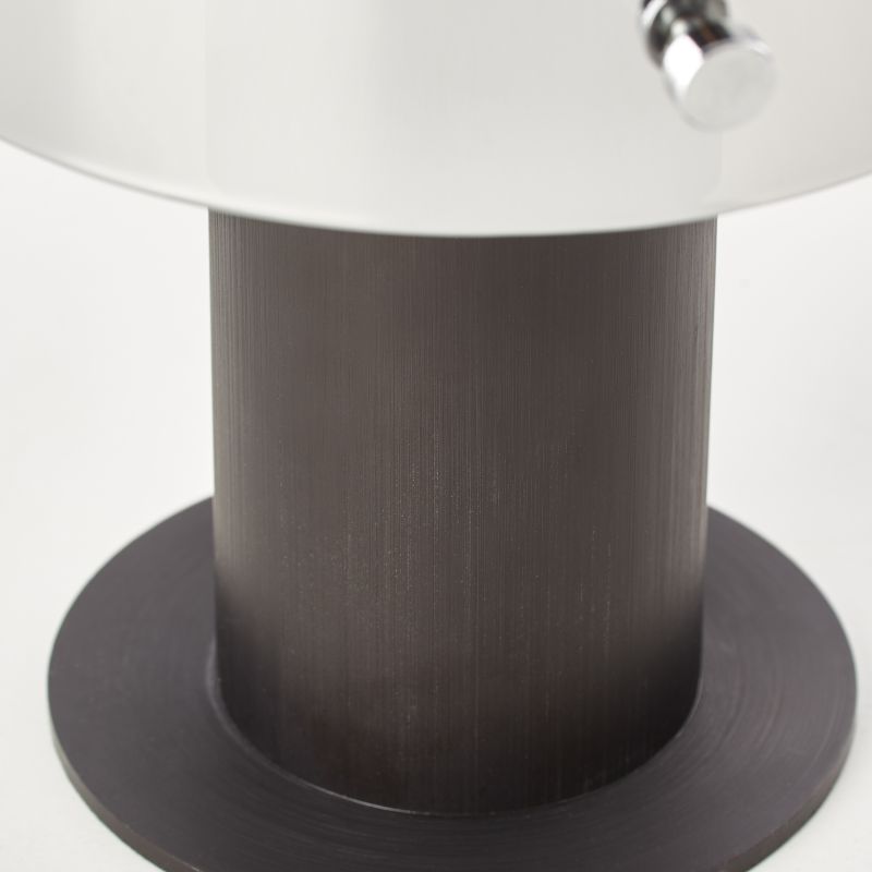 Beth 26cm Rökfärgad bordslampa från Brilliant - Den fungerar lika bra som dekorativ detalj som f&ouml;r att ge ljus &aring;t m&ouml;rka h&ouml;rn och bidrar till en trivsam atmosf&auml;r i hemmet.