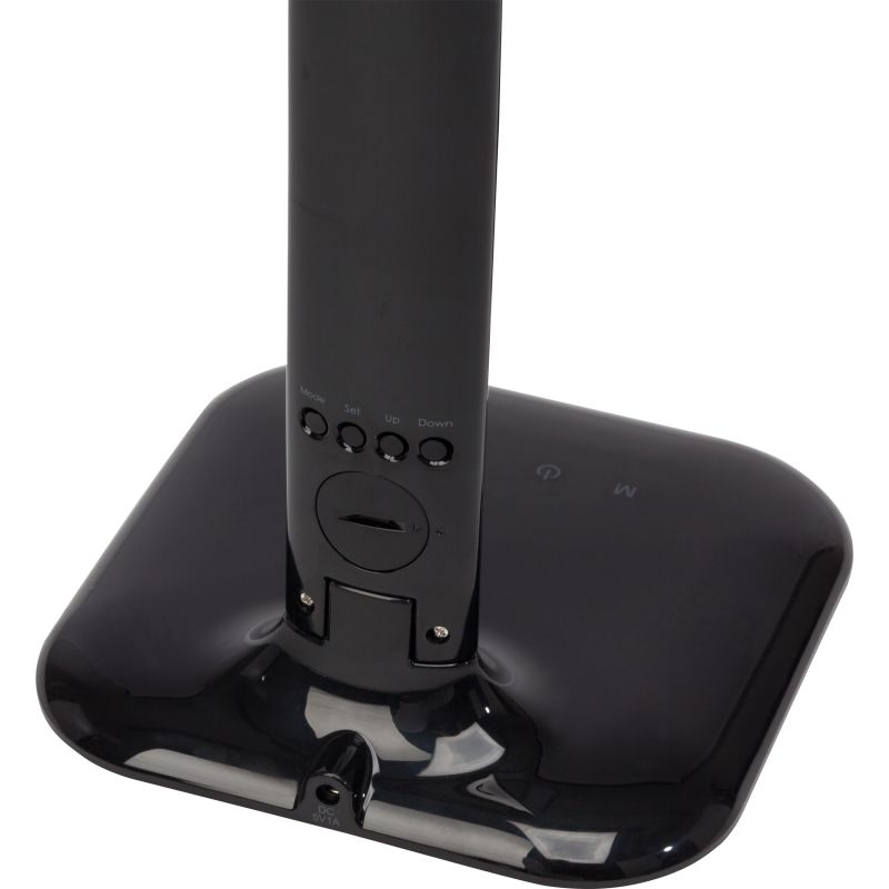 Glenn 55cm Svart skrivbordslampa från Brilliant - Det justerbara lamphuvudet och lederna g&ouml;r att ljuset enkelt kan riktas dit det beh&ouml;vs, och lampan &auml;r utrustad med b&aring;de USB-port f&ouml;r laddning och en klocka med alarm, datum- och temperaturvisning.