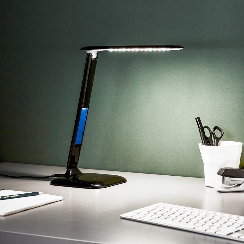 Glenn 55cm Svart skrivbordslampa från Brilliant - Det justerbara lamphuvudet och lederna g&ouml;r att ljuset enkelt kan riktas dit det beh&ouml;vs, och lampan &auml;r utrustad med b&aring;de USB-port f&ouml;r laddning och en klocka med alarm, datum- och temperaturvisning.