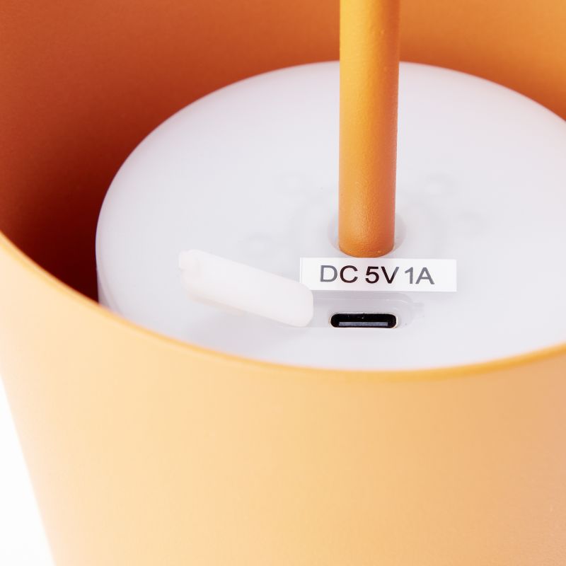 Kaami 37cm Orange portabel från Brilliant - Med sin h&ouml;ga IP44-klassning &auml;r den t&aring;lig mot v&auml;derf&ouml;rh&aring;llanden, perfekt f&ouml;r b&aring;de utomhus och inomhus.